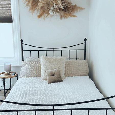 Southsea Homestays - Three Bedroom Home, Sleeps 8 - With Garden & Hot Tub Portsmouth Esterno foto