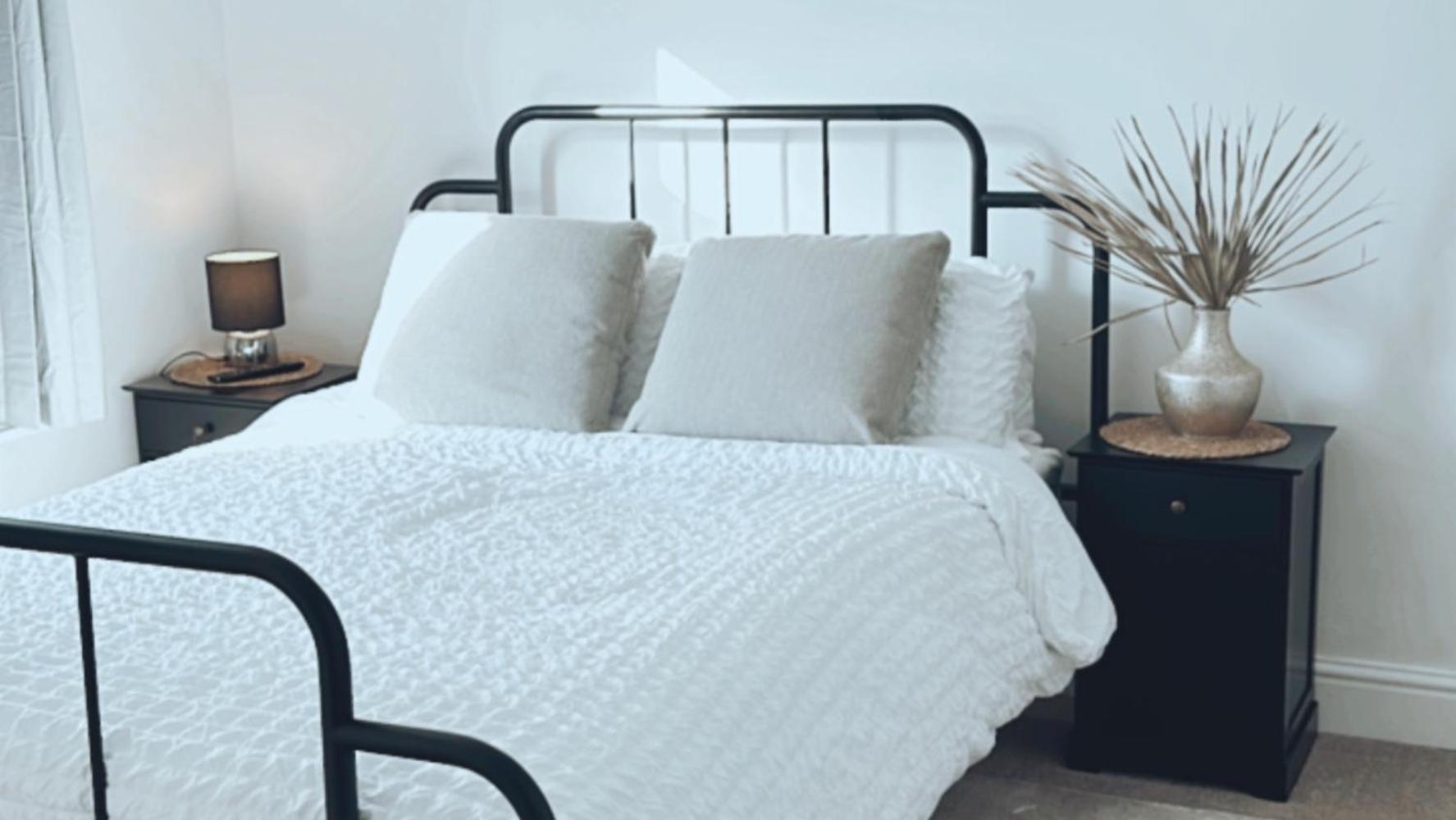Southsea Homestays - Three Bedroom Home, Sleeps 8 - With Garden & Hot Tub Portsmouth Esterno foto